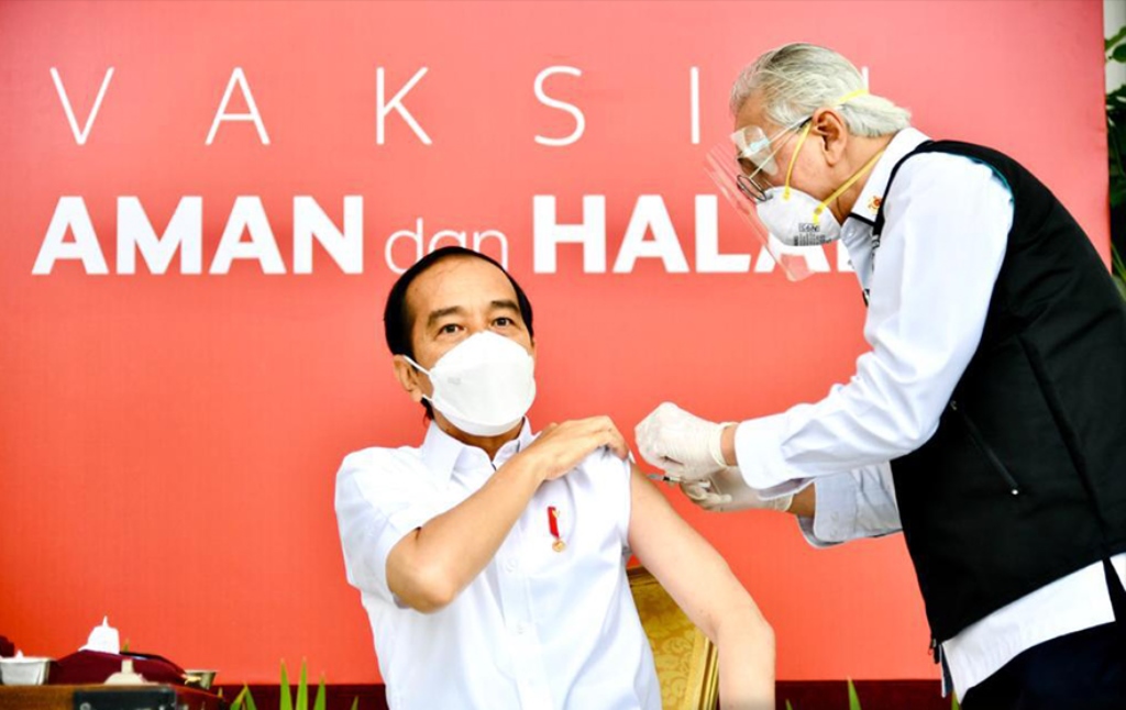 Presiden Jokowi saat disuntik vaksin Sinovac. FOTO: Biro Pers Sekretariat Presiden/Laily Rachev