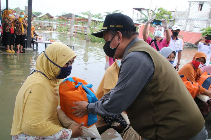 Pemkab Lamongan Salurkan 30 Ton Beras untuk Warga Terdampak Banjir