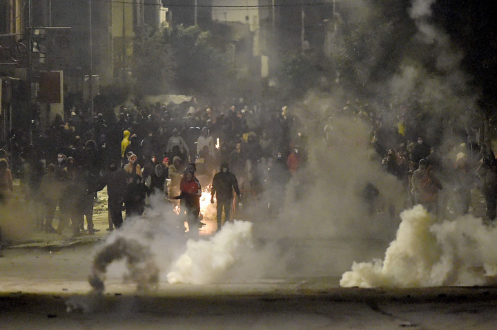 Bentrok Pemrotes dengan Polisi Tunisia Berlanjut