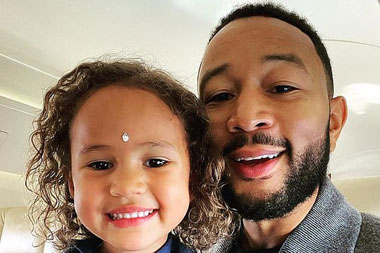 Chrissy Teigen dan John Legend Naik Jet Pribadi Menuju Tempat Pelantikan Joe Biden