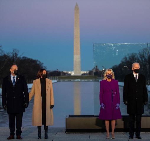 Dr. Biden memilih mantel ungu dan gaun berpanel dari koleksi musim gugur 2021 dari Jonathan Cohen. (Foto: Dok. Instagram Harper's Bazaar UK/@bazaaruk)
