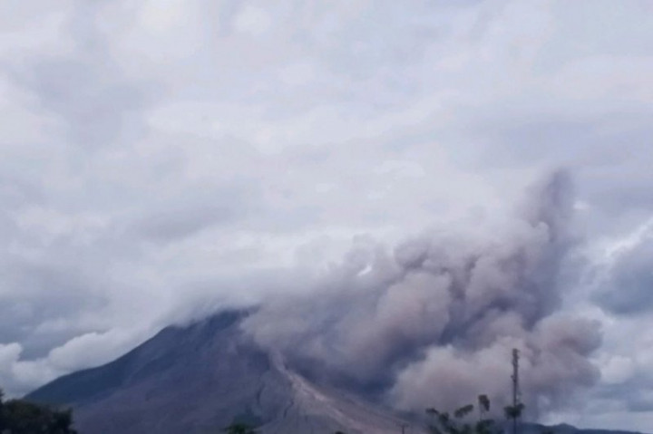 Gunung Sinabung Erupsi, Tinggi Kolom Abu Tidak Teramati