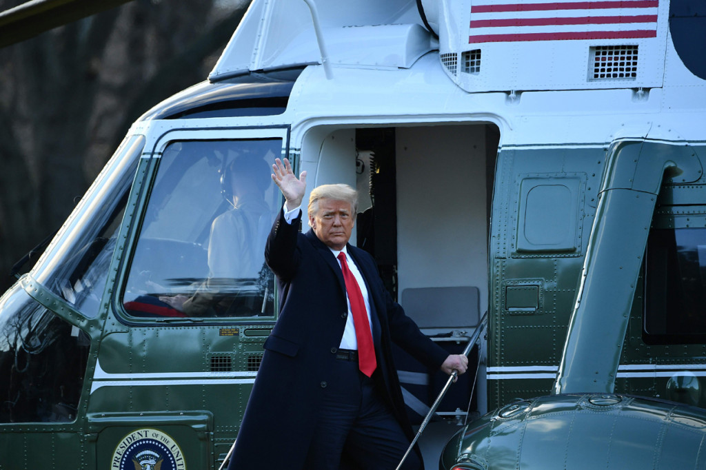 Momen Trump Tinggalkan Gedung Putih dengan Helikopter Kepresidenan