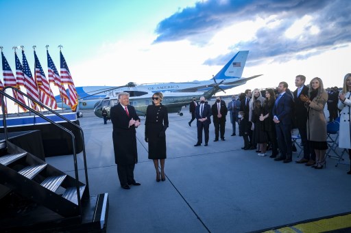 Beruntungnya Donald Trump Terbang dengan Air Force One untuk Terakhir Kali