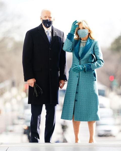 Busana Joe Biden dan Jill Biden dengan nuansa biru yang tenang. (Foto: Dok. Harper's BAZAAR/@harpersbazaarus)