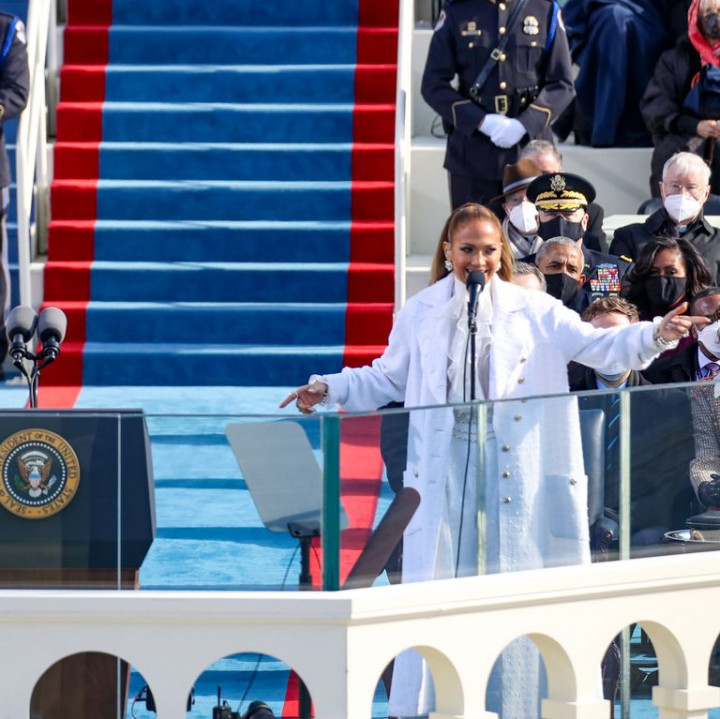 Makna Penampilan Serba Putih JLo di Acara Inagurasi Joe Biden