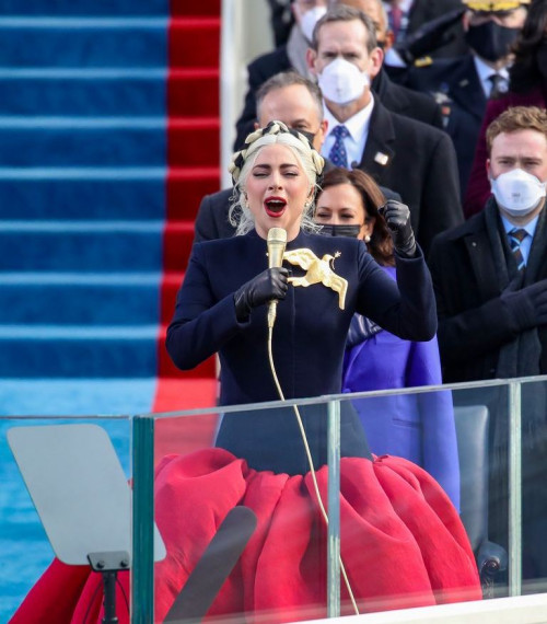 Lady Gaga saat tampil menyanyikan lagu kebangsaan pada pelantikan Biden-Harris (Foto: Town & Country)