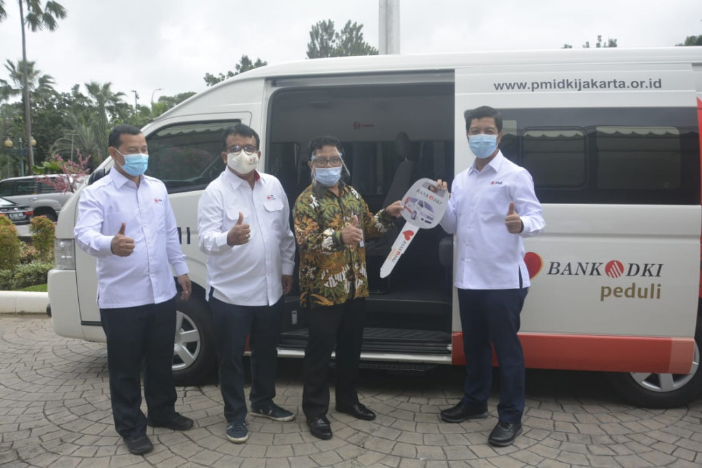 Bank DKI menyerahkan satu mobil unit donor darah kepada PMI DKI Jakarta. FOTO: Bank DKI
