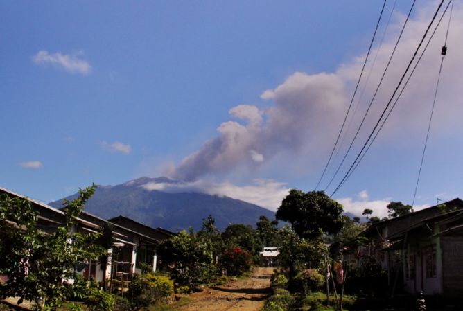 Gunung Raung Kini Waspada