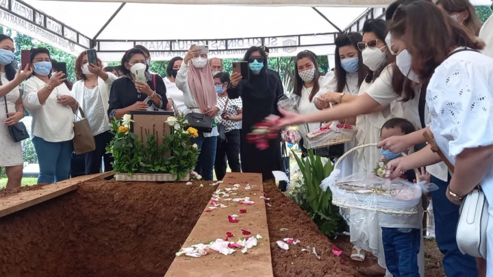 Pemakaman Kopilot Sriwijaya Air SJ-182 Diwarnai Isak Tangis Keluarga