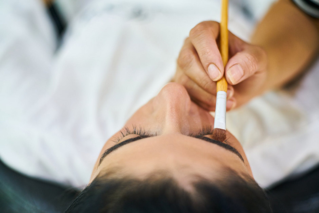 Beberapa orang terlahir dengan alis yang kurang banyak. Dan mungkin penggunaan minyak yang tepat bisa membantu untuk menebalkannya. (Ilustrasi/Pexels)