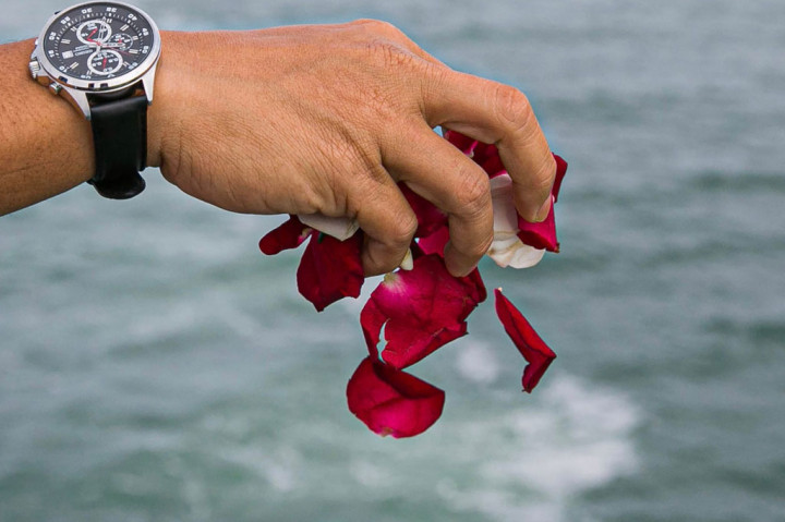 Suasana Duka Warnai Prosesi Tabur Bunga di Lokasi Jatuhnya SJ-182