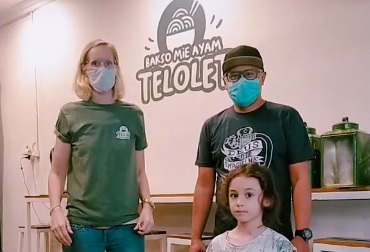 Viral, Bule Jualan Mi Ayam Rp7 Ribu per Porsi di Yogyakarta