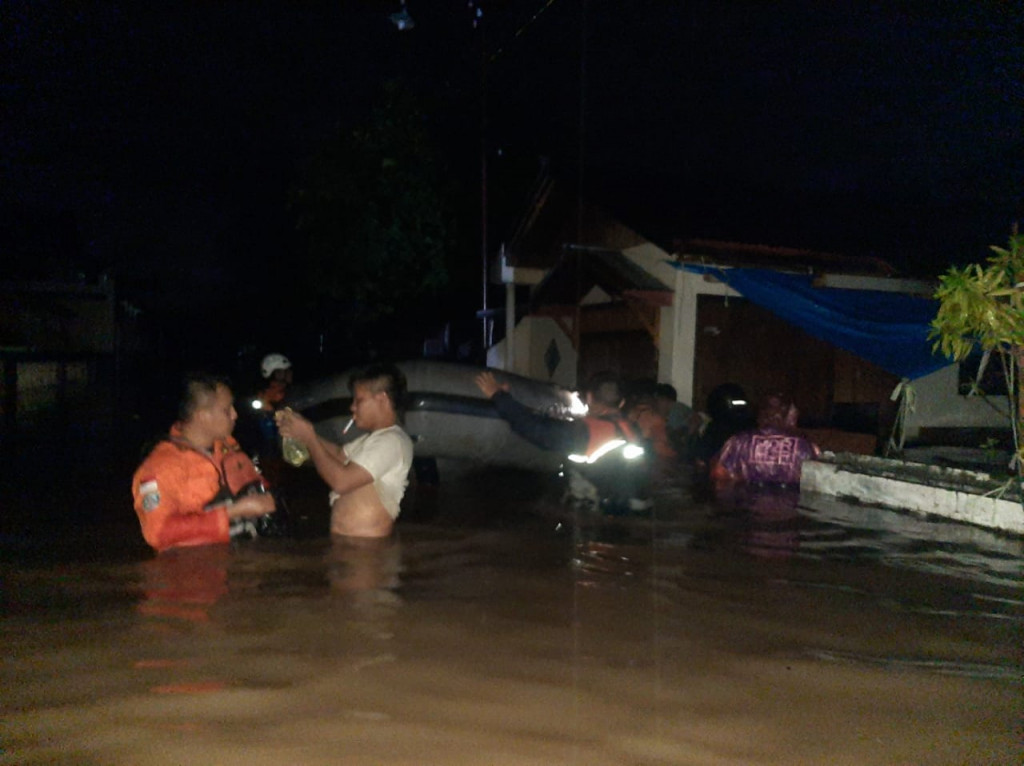 Prajurit TNI dan Peralatan Diterjunkan Bantu Atasi Banjir di Manado