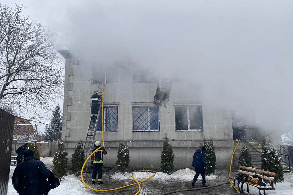 Petugas berusaha memadamkan api di sebuah panti jompo di kota Kharkiv, Ukraina pada Kamis, 21 Januari 2021. (AFP/State Emergency Service of Ukraine/Sergey Bobok)