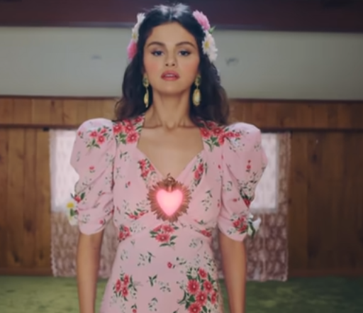 Perhiasan yang menonjol diciptakan oleh desainer perhiasan Meksiko berbakat Daniela Villegas. (Foto: Dok. Instagram/@selenagomez)