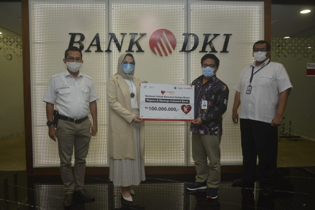 Bank DKI memberikan donasi kemanusiaan senilai Rp100 juta untuk penanganan musibah bencana alam gempa bumi yang terjadi di Majene dan Mamuju, Sulawesi Barat. FOTO: Bank DKI