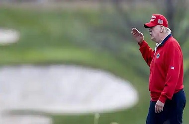 Bersantai di Klub Golf, Trump Mengaku akan Melakukan Sesuatu Nanti