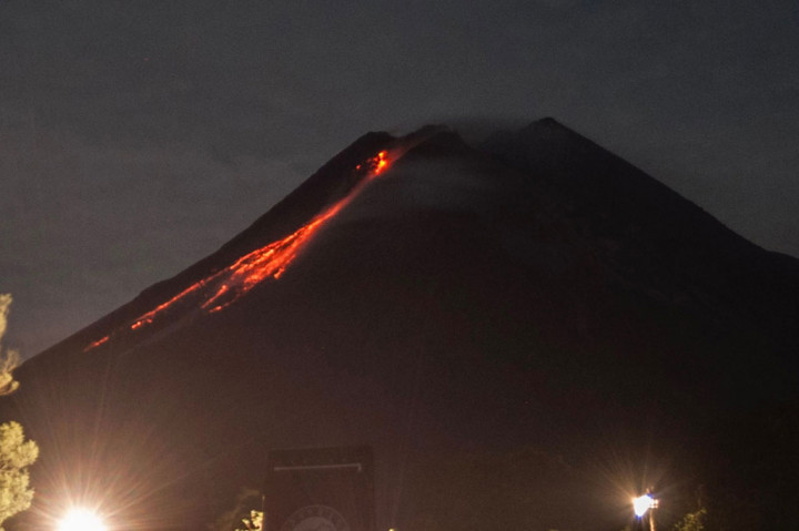 Gunung Merapi Luncurkan Guguran Lava Pijar 17 Kali