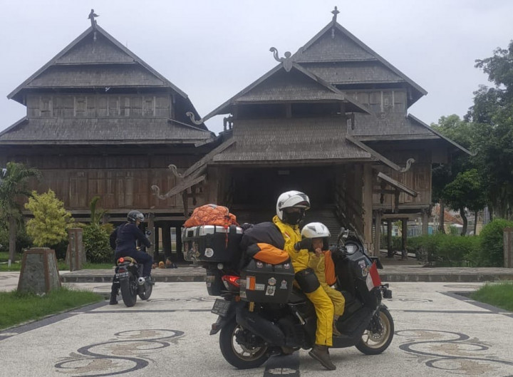 Bapak & Anak Sukses Touring Antar Negara, Tembus 5.000 KM