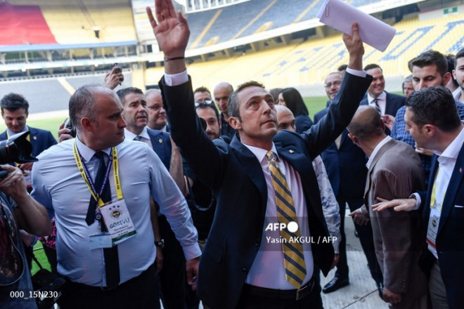 Presiden Fenerbahce, Ali Koc (tengah). (Yasin AKGUL / AFP)