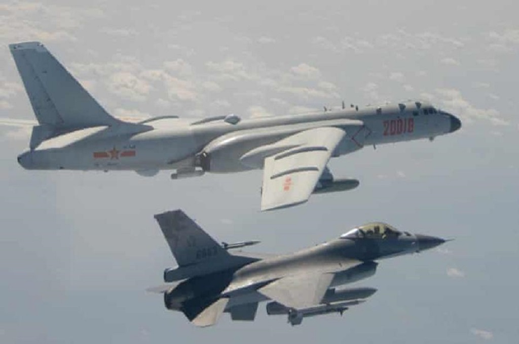 Pesawat jet tempur F-16 milik Taiwan (bawah) mencegat pesawat pengebom H-6K milik Tiongkok. (Defence Ministry of Taiwan/AFP)