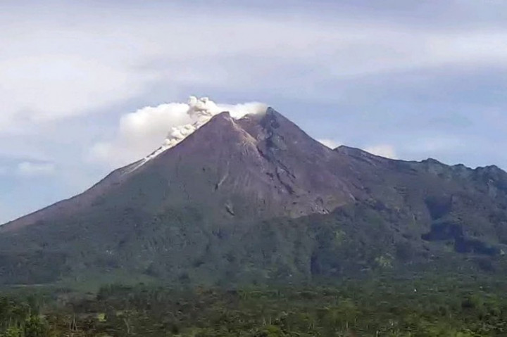 Gunung Merapi Luncurkan Lava Pijar 59 Kali Selama Akhir Pekan