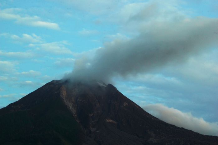 Tinggi Abu Vulkanik Gunung Sinabung Capai 500 Meter