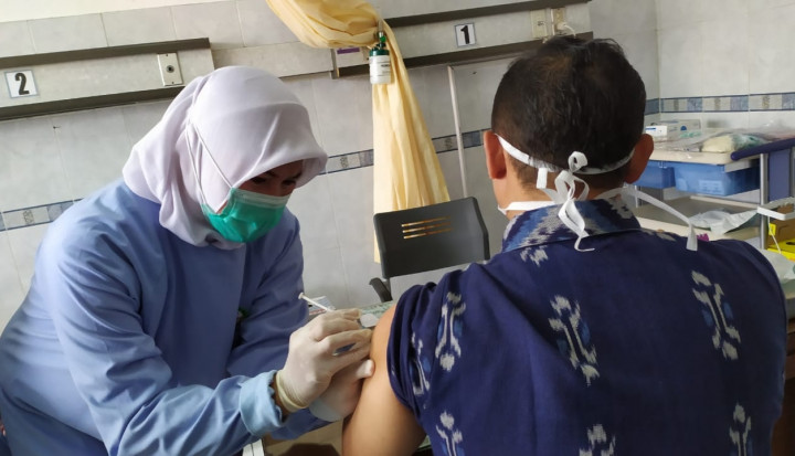 Tenaga Kesehatan RSUD Kabupaten Tangerang Mulai Divaksin Covid-19