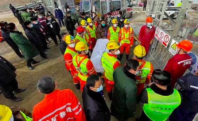 Seorang pekerja tambang di Tiongkok berhasil dibawa keluar dengan tandu. Foto: AFP