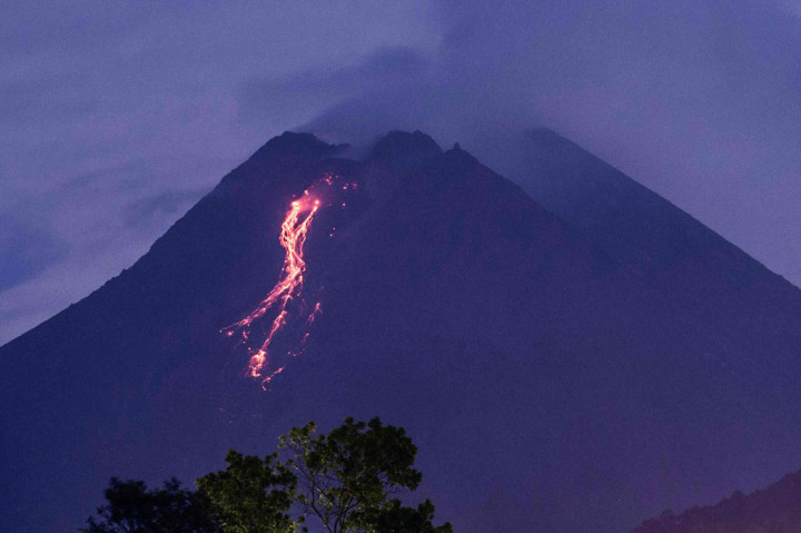 Gunung Merapi Luncurkan Awan Panas Sejauh 1.000 Meter