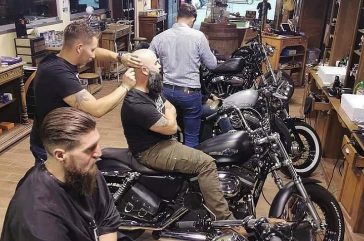 Unik, Barbershop Ini Gunakan Kursi Harley-Davidson