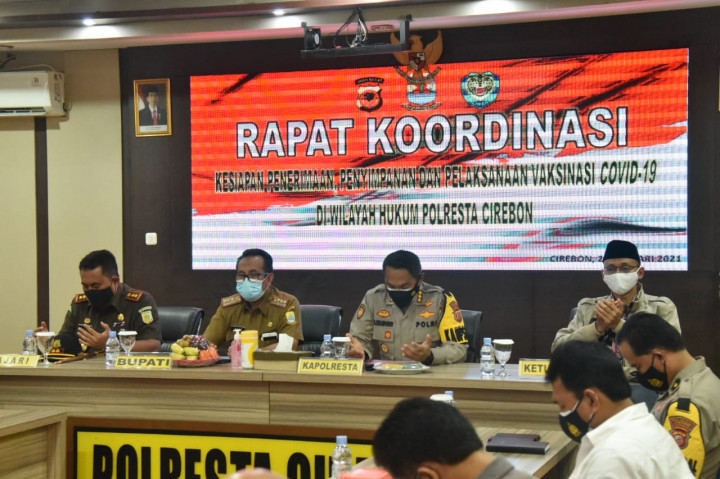 Polresta Cirebon Siagakan Anggota Kawal Kedatangan Vaksin Covid-19