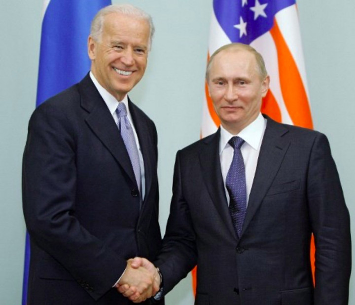 Biden Lakukan Komunikasi Pertama dengan Putin, Desak Tokoh Oposisi Dibebaskan