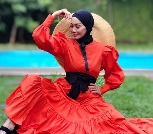 Topi  menjadi aksesori yang wajib dibawa.Okky saat travelling ke manapun. (Foto: Dok. Instagram/@okkyasokawatireal)