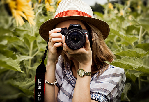 4 Gaya Berpose untuk Kamu yang Pemalu di Depan Kamera