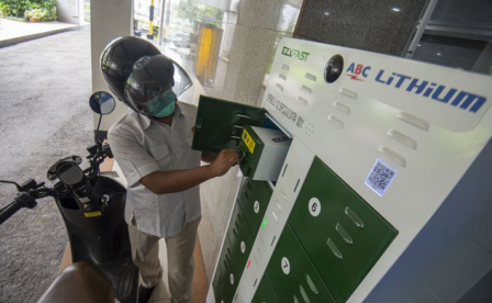 Luhut Resmikan SPBU Listrik Pertama di Tol Trans Sumatra