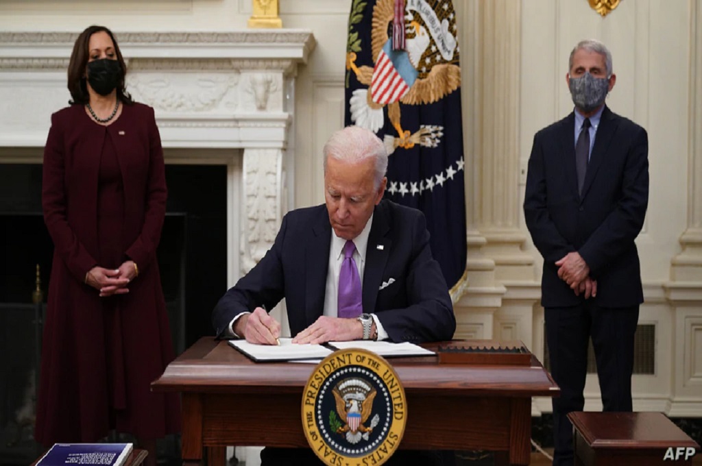 Presiden AS Joe Biden (tengah) didampingi Wapres AS Kamala Harris (kiri) dan pakar kesehatan ternama Dr Anthony Fauci. (AFP)