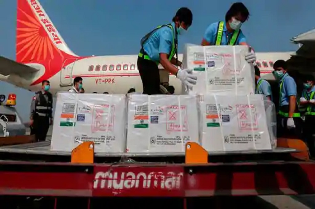 Petugas menurunkan pasokan vaksin covid-19 di Bandara Internasional Yangon di Myanmar. (AFP)