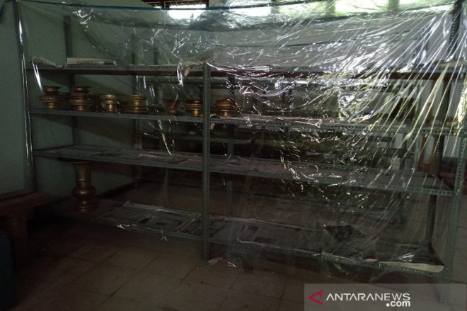 empat etalase, barang-barang koleksi Museum Sultra di Kendari, yang tersimpan dalam gudang koleksi dicuri maling pada Selasa 26/1 malam. (Foto ANTARA/Azis Senong)