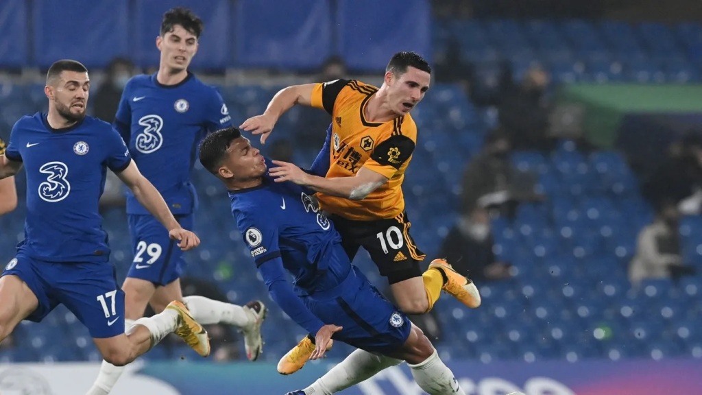 Bek Chelsea, Thiago Silva, menjegal gelandang Wolverhampton Wanderers, Daniel Podence (premierleague.com)
