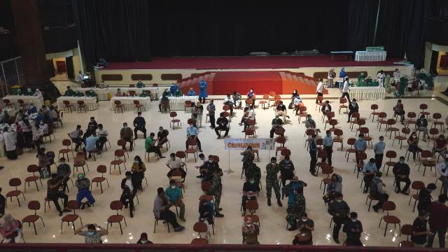 Kemenkes Raih MURI untuk Vaksinasi Massal 3000 Nakes