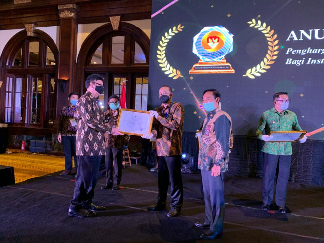 Kemenristek/BRIN menerima penghargaan penerapan sistem merit. Foto: Dok Kemenristek/BRIN