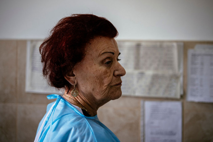 Sosok Salah Satu Dokter Tertua Bulgaria Terus Perangi Korona