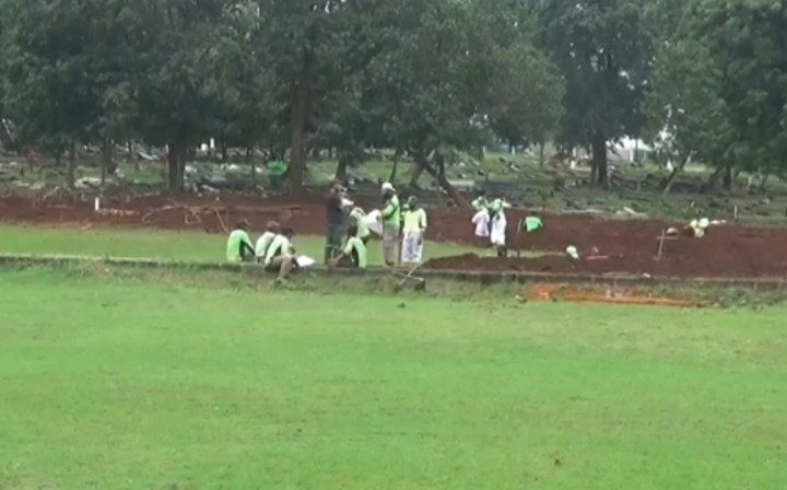 Ukuran Lubang Makam di TPU Bambu Apus Diperkecil