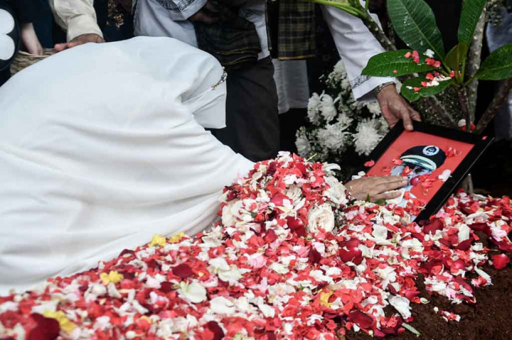 3 Foto Terpopuler: Prosesi Pemakaman Kapten Afwan hingga Bom Meledak di Kedubes Israel di New Delhi