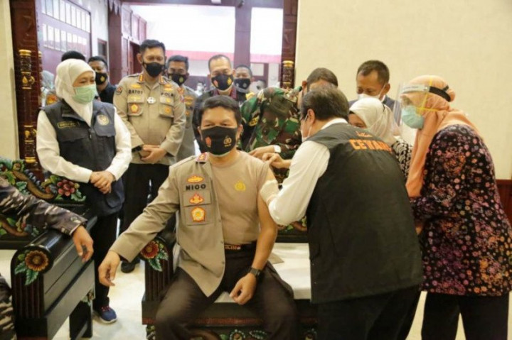 Kapolda Jatim dan Pangkoarmada II Vaksinasi Covid-19