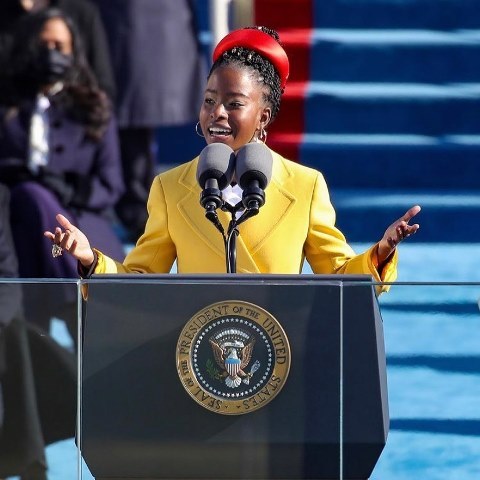 Sontek Gaya Bando Amanda Gorman yang Elegan