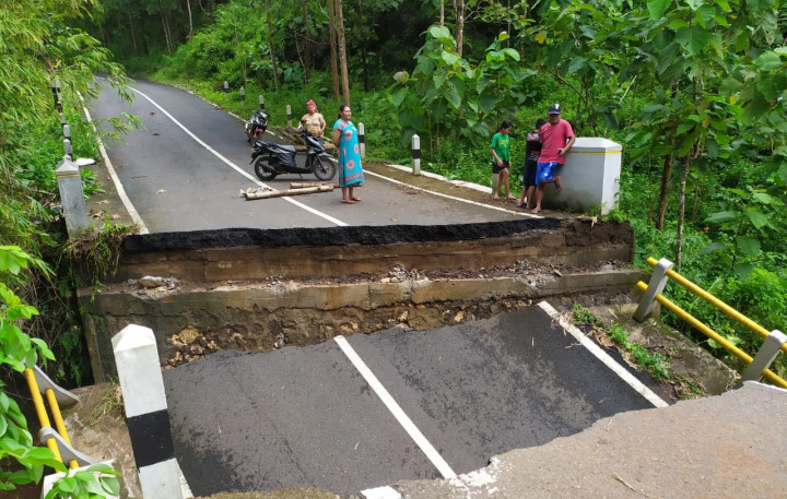 Jembatan di Gunungkidul Ambruk Usai Hujan Deras