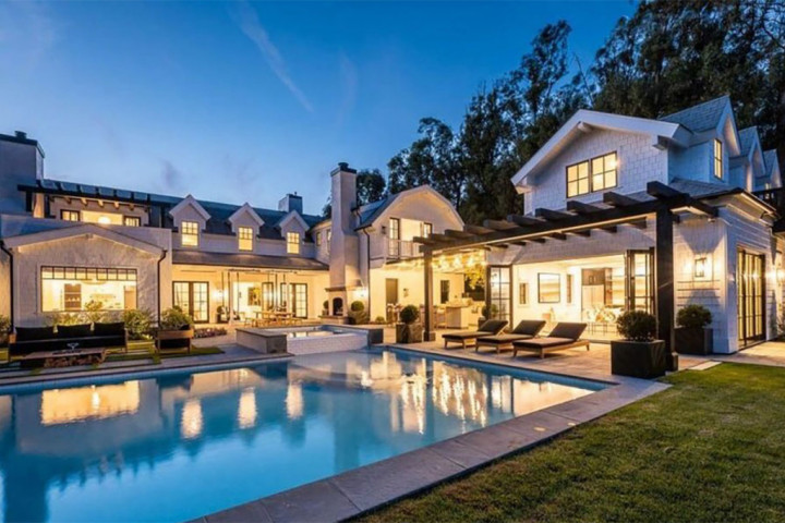 Dakota Johnson dan Chris Martin Beli Rumah Bersama Seharga Rp175 Miliar